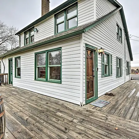 Pet-Friendly Bartlett Farmhouse With Deck!